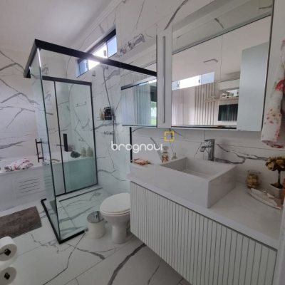 Casa de Condomínio com 236m², 4 quartos (sendo 3 suítes), 4 garagens, no bairro Cachoeira do Bom Jesus em Florianópolis