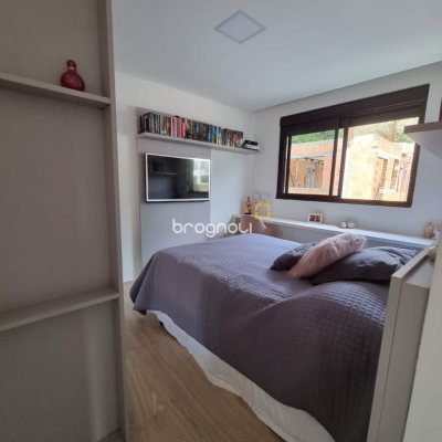 Casa de Condomínio com 236m², 4 quartos (sendo 3 suítes), 4 garagens, no bairro Cachoeira do Bom Jesus em Florianópolis