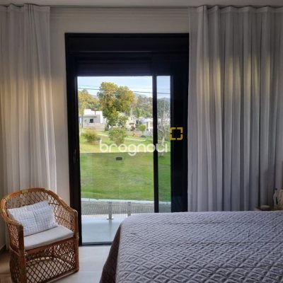 Casa de Condomínio com 236m², 4 quartos (sendo 3 suítes), 4 garagens, no bairro Cachoeira do Bom Jesus em Florianópolis
