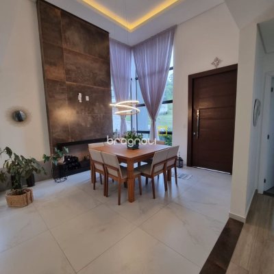 Casa de Condomínio com 236m², 4 quartos (sendo 3 suítes), 4 garagens, no bairro Cachoeira do Bom Jesus em Florianópolis