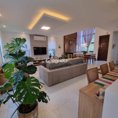 Casa de Condomínio com 236m², 4 quartos (sendo 3 suítes), 4 garagens, no bairro Cachoeira do Bom Jesus em Florianópolis