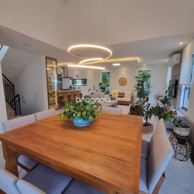 Casa de Condomínio com 236m², 4 quartos (sendo 3 suítes), 4 garagens, no bairro Cachoeira do Bom Jesus em Florianópolis