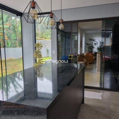 Casa de Condomínio com 236m², 4 quartos (sendo 3 suítes), 4 garagens, no bairro Cachoeira do Bom Jesus em Florianópolis