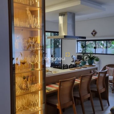 Casa de Condomínio com 236m², 4 quartos (sendo 3 suítes), 4 garagens, no bairro Cachoeira do Bom Jesus em Florianópolis