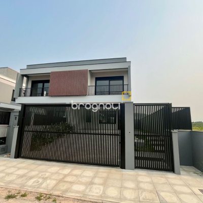 Casa com 189m², 3 quartos (sendo 3 suítes), 2 garagens, no bairro Rio Tavares em Florianópolis