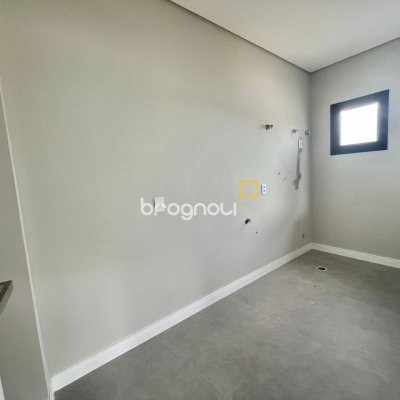 Casa com 189m², 3 quartos (sendo 3 suítes), 2 garagens, no bairro Rio Tavares em Florianópolis