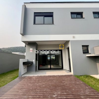 Casa com 189m², 3 quartos (sendo 3 suítes), 2 garagens, no bairro Rio Tavares em Florianópolis