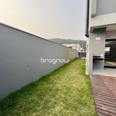 Casa com 189m², 3 quartos (sendo 3 suítes), 2 garagens, no bairro Rio Tavares em Florianópolis
