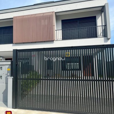 Casa com 189m², 3 quartos (sendo 3 suítes), 2 garagens, no bairro Rio Tavares em Florianópolis