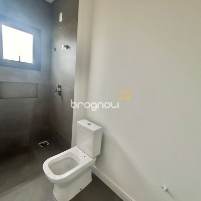 Casa com 189m², 3 quartos (sendo 3 suítes), 2 garagens, no bairro Rio Tavares em Florianópolis
