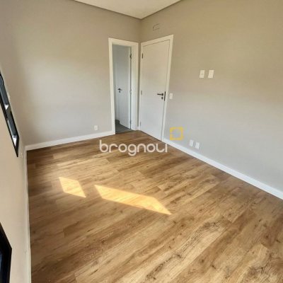 Casa com 189m², 3 quartos (sendo 3 suítes), 2 garagens, no bairro Rio Tavares em Florianópolis
