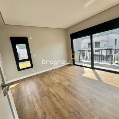 Casa com 189m², 3 quartos (sendo 3 suítes), 2 garagens, no bairro Rio Tavares em Florianópolis