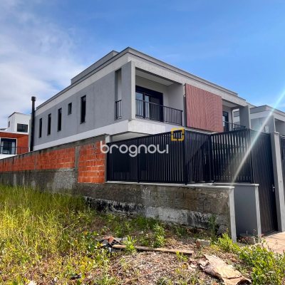 Casa com 189m², 3 quartos (sendo 3 suítes), 2 garagens, no bairro Rio Tavares em Florianópolis