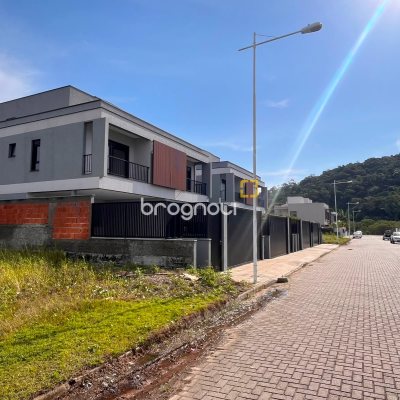 Casa com 189m², 3 quartos (sendo 3 suítes), 2 garagens, no bairro Rio Tavares em Florianópolis