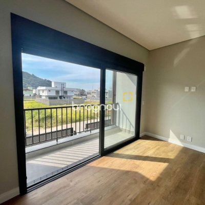 Casa com 189m², 3 quartos (sendo 3 suítes), 2 garagens, no bairro Rio Tavares em Florianópolis