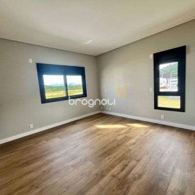 Casa com 189m², 3 quartos (sendo 3 suítes), 2 garagens, no bairro Rio Tavares em Florianópolis