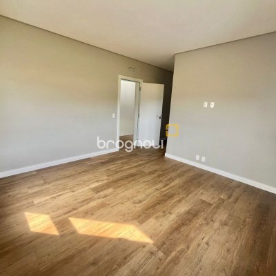 Casa com 189m², 3 quartos (sendo 3 suítes), 2 garagens, no bairro Rio Tavares em Florianópolis