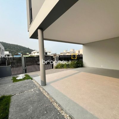Casa com 189m², 3 quartos (sendo 3 suítes), 2 garagens, no bairro Rio Tavares em Florianópolis