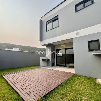 Casa com 189m², 3 quartos (sendo 3 suítes), 2 garagens, no bairro Rio Tavares em Florianópolis