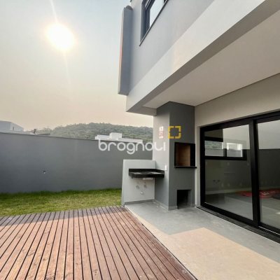 Casa com 189m², 3 quartos (sendo 3 suítes), 2 garagens, no bairro Rio Tavares em Florianópolis