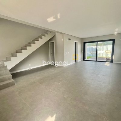 Casa com 189m², 3 quartos (sendo 3 suítes), 2 garagens, no bairro Rio Tavares em Florianópolis