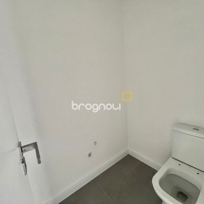 Casa com 189m², 3 quartos (sendo 3 suítes), 2 garagens, no bairro Rio Tavares em Florianópolis
