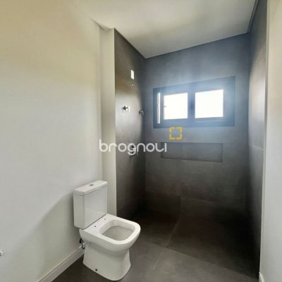 Casa com 189m², 3 quartos (sendo 3 suítes), 2 garagens, no bairro Rio Tavares em Florianópolis