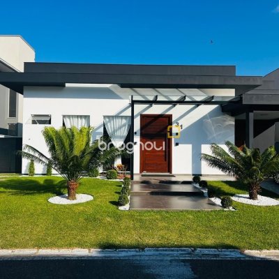 Casa de Condomínio com 350m², 4 quartos (sendo 3 suítes), 2 garagens, no bairro Rio Vermelho em Florianópolis