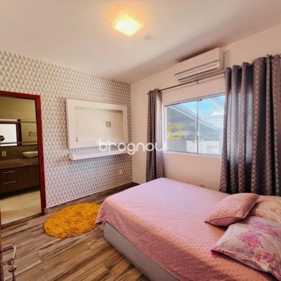 Casa de Condomínio com 350m², 4 quartos (sendo 3 suítes), 2 garagens, no bairro Rio Vermelho em Florianópolis