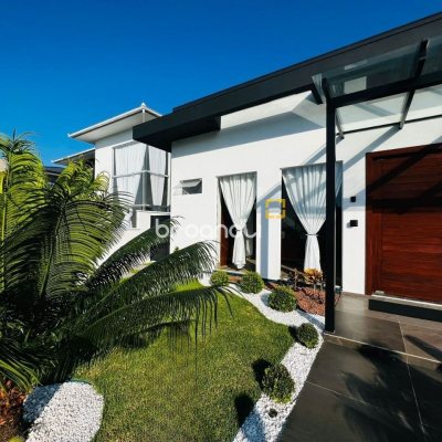 Casa de Condomínio com 350m², 4 quartos (sendo 3 suítes), 2 garagens, no bairro Rio Vermelho em Florianópolis