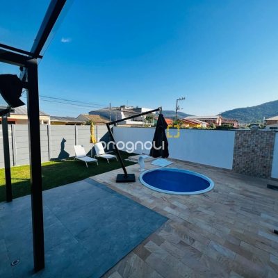 Casa de Condomínio com 350m², 4 quartos (sendo 3 suítes), 2 garagens, no bairro Rio Vermelho em Florianópolis