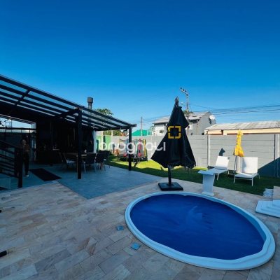 Casa de Condomínio com 350m², 4 quartos (sendo 3 suítes), 2 garagens, no bairro Rio Vermelho em Florianópolis
