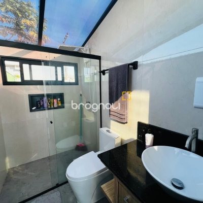 Casa de Condomínio com 350m², 4 quartos (sendo 3 suítes), 2 garagens, no bairro Rio Vermelho em Florianópolis