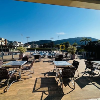 Casa de Condomínio com 350m², 4 quartos (sendo 3 suítes), 2 garagens, no bairro Rio Vermelho em Florianópolis