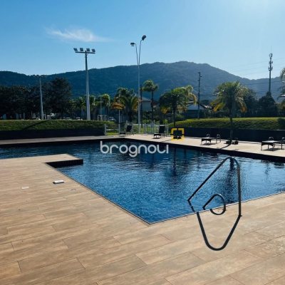 Casa de Condomínio com 350m², 4 quartos (sendo 3 suítes), 2 garagens, no bairro Rio Vermelho em Florianópolis