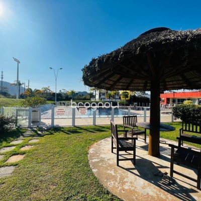 Casa de Condomínio com 350m², 4 quartos (sendo 3 suítes), 2 garagens, no bairro Rio Vermelho em Florianópolis