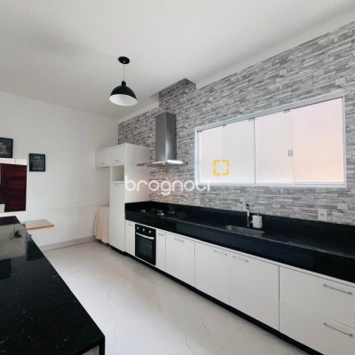 Casa de Condomínio com 350m², 4 quartos (sendo 3 suítes), 2 garagens, no bairro Rio Vermelho em Florianópolis