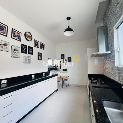 Casa de Condomínio com 350m², 4 quartos (sendo 3 suítes), 2 garagens, no bairro Rio Vermelho em Florianópolis
