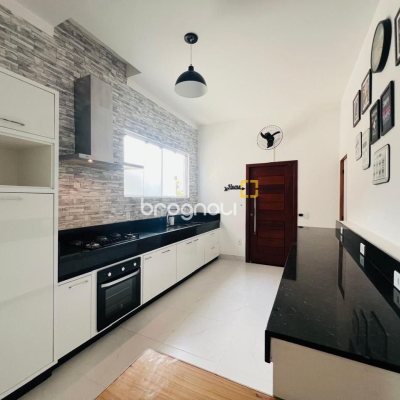 Casa de Condomínio com 350m², 4 quartos (sendo 3 suítes), 2 garagens, no bairro Rio Vermelho em Florianópolis