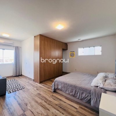 Casa de Condomínio com 350m², 4 quartos (sendo 3 suítes), 2 garagens, no bairro Rio Vermelho em Florianópolis