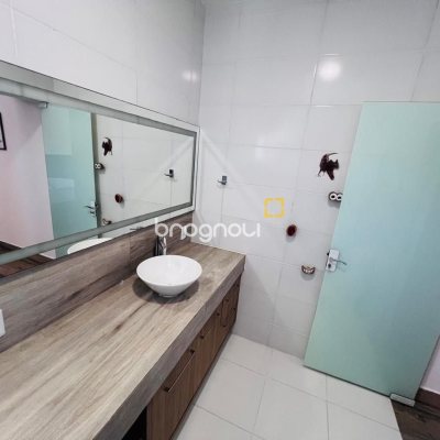 Casa de Condomínio com 350m², 4 quartos (sendo 3 suítes), 2 garagens, no bairro Rio Vermelho em Florianópolis