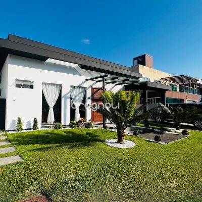 Casa de Condomínio com 350m², 4 quartos (sendo 3 suítes), 2 garagens, no bairro Rio Vermelho em Florianópolis