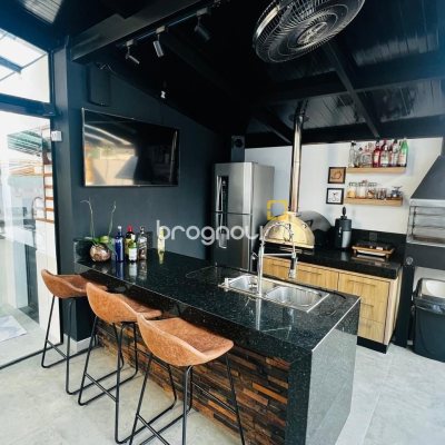 Casa de Condomínio com 350m², 4 quartos (sendo 3 suítes), 2 garagens, no bairro Rio Vermelho em Florianópolis