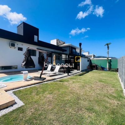 Casa de Condomínio com 350m², 4 quartos (sendo 3 suítes), 2 garagens, no bairro Rio Vermelho em Florianópolis