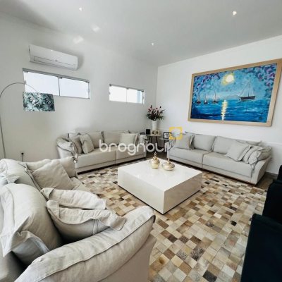 Casa de Condomínio com 350m², 4 quartos (sendo 3 suítes), 2 garagens, no bairro Rio Vermelho em Florianópolis