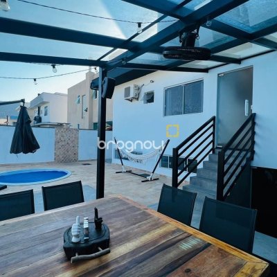 Casa de Condomínio com 350m², 4 quartos (sendo 3 suítes), 2 garagens, no bairro Rio Vermelho em Florianópolis