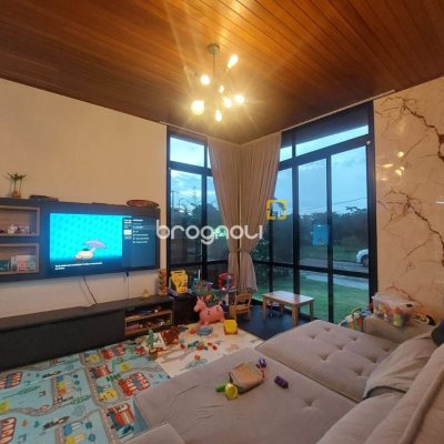 Casa de Condomínio com 265m², 4 quartos (sendo 4 suítes), 3 garagens, no bairro Morro das Pedras em Florianópolis