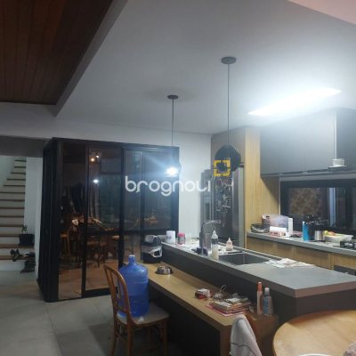 Casa de Condomínio com 265m², 4 quartos (sendo 4 suítes), 3 garagens, no bairro Morro das Pedras em Florianópolis