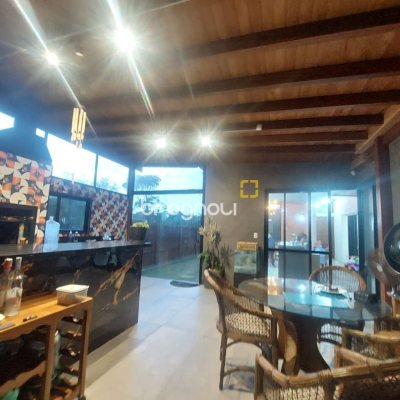 Casa de Condomínio com 265m², 4 quartos (sendo 4 suítes), 3 garagens, no bairro Morro das Pedras em Florianópolis