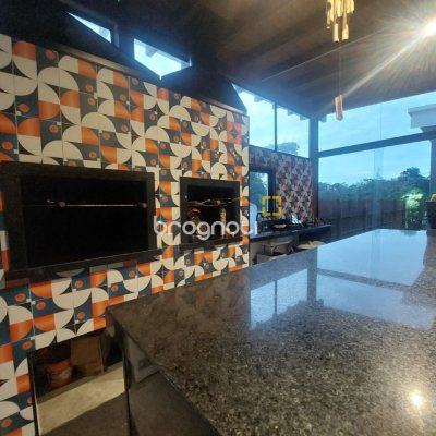Casa de Condomínio com 265m², 4 quartos (sendo 4 suítes), 3 garagens, no bairro Morro das Pedras em Florianópolis